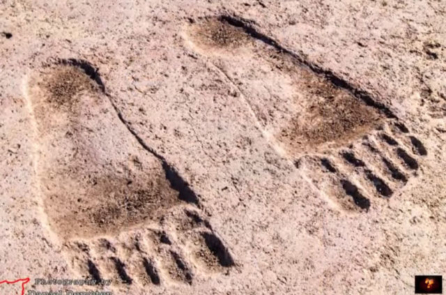 Người khổng lồ từng xuất hiện? Những dấu chân khổng lồ trên khắp thế giới