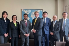 Đại sứ Tự do Tôn giáo Hoa Kỳ tiếp các đại diện của Pháp Luân Công khi cuộc đàn áp của ĐCSTQ diễn ra