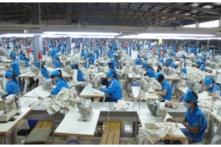 Tin Việt Nam ngày 17/4: 8 Hiệp hội kiến nghị lùi thời điểm tăng lương tối thiểu vùng, giá heo hơi lên gần 60,000 đồng/kg