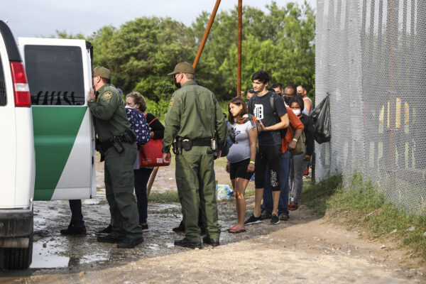 Lực lượng tuần tra biên giới đối mặt với làn sóng nhập cư bất hợp pháp mới