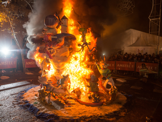 Valencia giàu lịch sử và rực lửa với lễ hội Las Fallas
