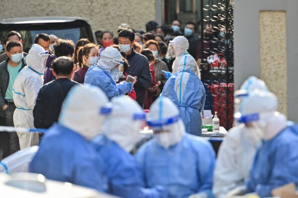 Bệnh viện Thượng Hải chật vật ứng phó với đợt bùng phát COVID-19 không được báo cáo