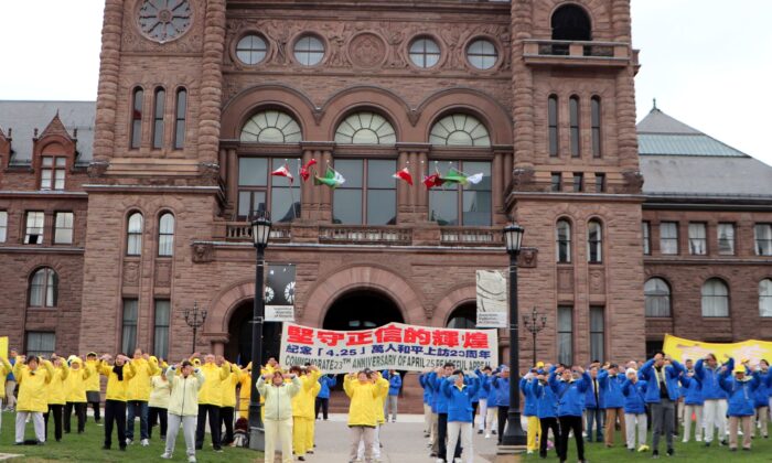 Các học viên Pháp Luân Công Toronto kỷ niệm cuộc thỉnh nguyện ôn hòa lịch sử tại Bắc Kinh