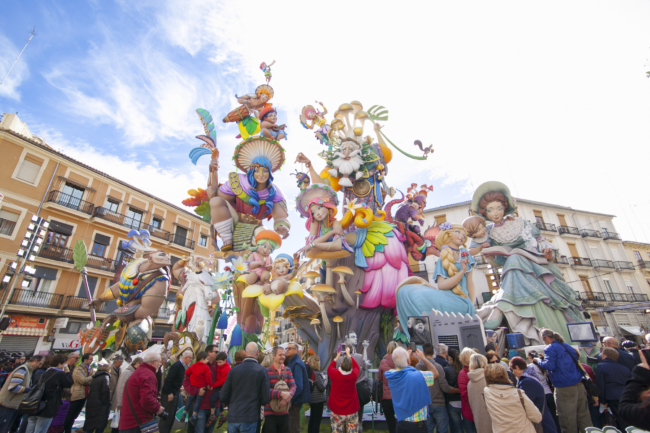Valencia giàu lịch sử và sôi động với lễ hội Las Fallas