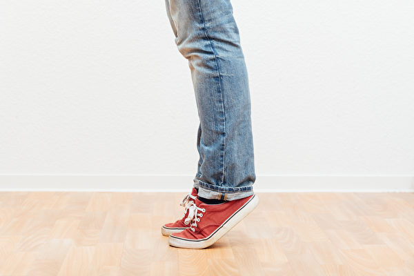Đi kiễng chân có thể dưỡng thận, bắp chân thon gọn và trẻ lâu hơn