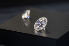 Hoa Kỳ siết chặt trừng phạt đối với công ty khai thác kim cương lớn nhất thế giới ở Nga