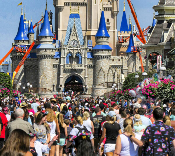 Thống đốc Ron DeSantis ký thành luật dự luật chấm dứt quyền tự trị của Disney World
