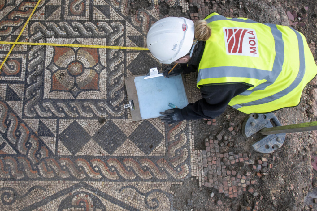 Bức tranh khảm La Mã 1,800 năm tuổi được khai quật ở London