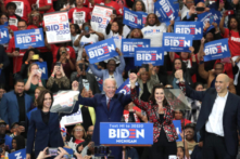 Bảo vệ nền dân chủ, quyền phá thai là các mục tiêu bầu cử giữa kỳ của các thành viên ĐDC ở Michigan