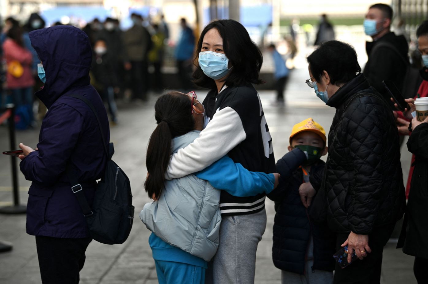 Phong tỏa Thượng Hải: Cưỡng chế tách con khỏi cha mẹ khiến dư luận phẫn nộ