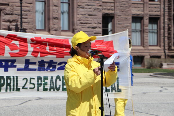 Các học viên Pháp Luân Công Toronto kỷ niệm cuộc thỉnh nguyện ôn hòa lịch sử tại Bắc Kinh