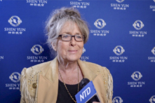 Shen Yun ‘khắc họa nội tâm con người,’ nghệ sĩ giọng nữ cao đã về hưu bày tỏ