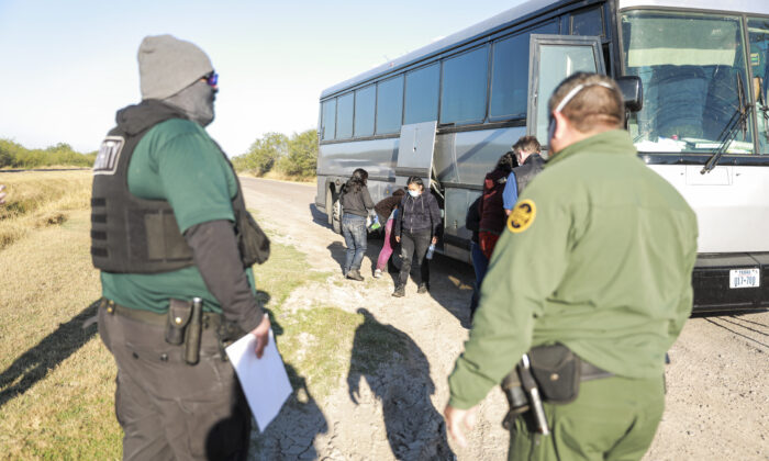 Chính phủ TT Biden thông báo chấm dứt quy định nhập cư bất hợp pháp theo Đề mục 42