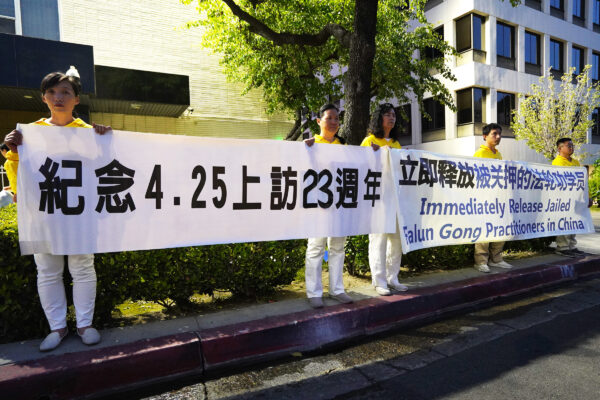 Các học viên Pháp Luân Công thắp nến tưởng niệm tại Lãnh sự quán Trung Quốc ở Los Angeles