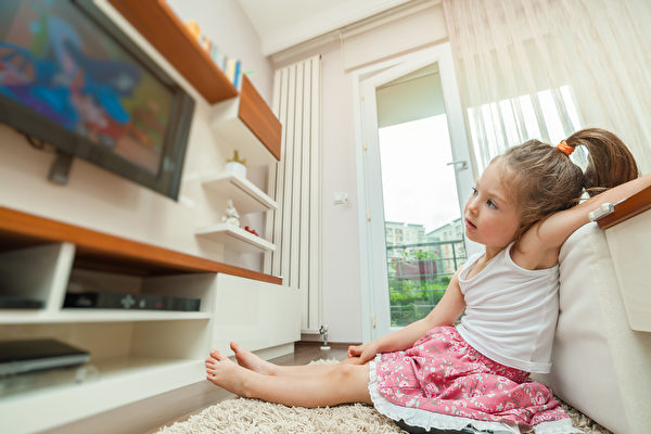 Khóa học dành cho cha mẹ (P.15): Đừng để TV trông con cho bạn