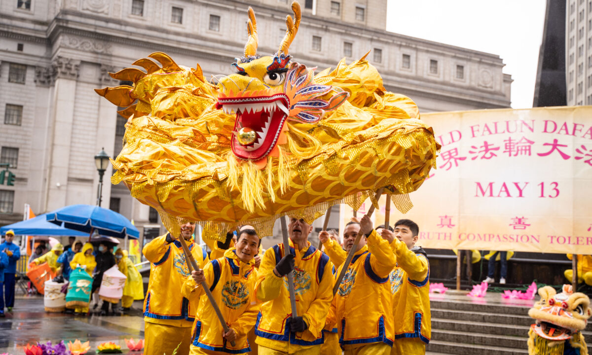 Hàng trăm người dân New York kỷ niệm Ngày Pháp Luân Đại Pháp Thế Giới dưới mưa