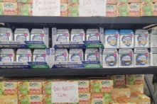 Người nhập cư bất hợp pháp được nhận ‘hàng kệ’ sữa trong bối cảnh thiếu hụt sữa công thức cho trẻ em