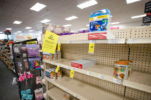 Ủy viên FDA: Tình trạng thiếu sữa công thức có thể tiếp diễn đến tháng Bảy