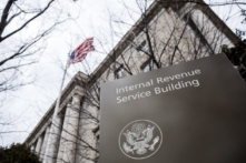 IRS chật vật với công việc tồn đọng vì các khoản thanh toán cứu trợ đại dịch, tình trạng thiếu hụt nhân viên