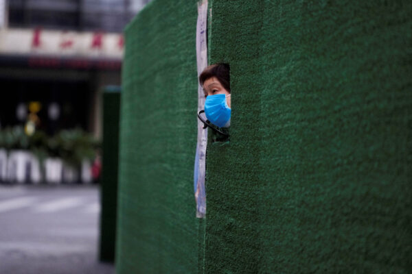 ‘Giống như một nhà tù’: Cư dân Thượng Hải tuyệt vọng sau 6 tuần phong tỏa