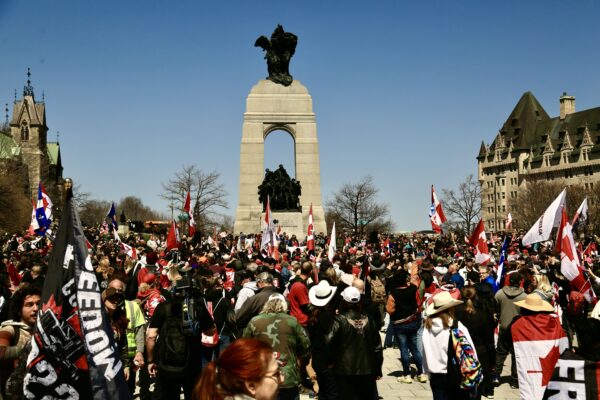 Ottawa: Đoàn xe Rolling Thunder rời đi khi Cảnh sát điều tra hình vẽ ‘có động cơ thù ghét’ tại nhà thờ