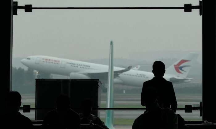 Trung Quốc phủ nhận đình chỉ hộ chiếu, cắt góc thẻ cư trú ngoại quốc để ngăn người dân xuất ngoại
