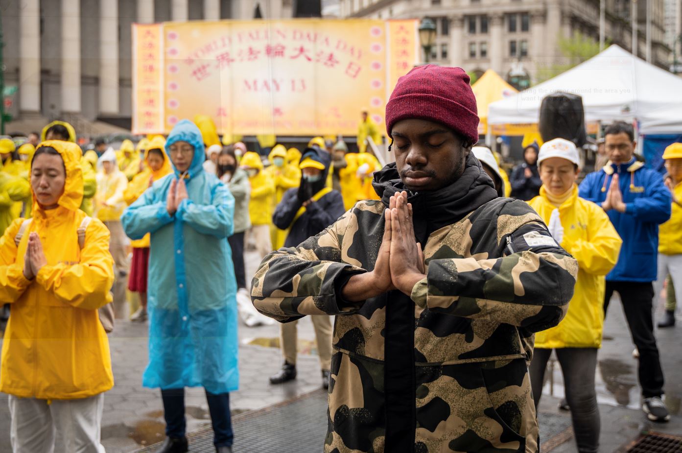 New York: Hàng trăm người kỷ niệm Ngày Pháp Luân Đại Pháp Thế Giới dưới mưa