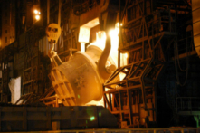 Nhà sản xuất thép lớn của Nhật Bản báo hiệu tăng giá thép, có thể đẩy giá xe hơi tăng