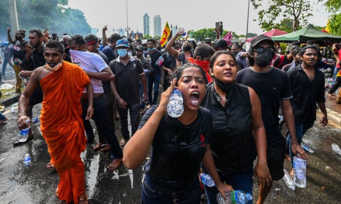 Tổng thống Sri Lanka ban bố tình trạng khẩn cấp giữa các cuộc biểu tình leo thang