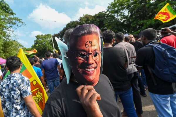 Tổng thống Sri Lanka ban bố tình trạng khẩn cấp giữa các cuộc biểu tình leo thang