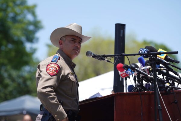 Giám đốc DPS Texas: Các sĩ quan đã chờ trước khi giao chiến với tay súng vì ‘họ có thể đã bị bắn’