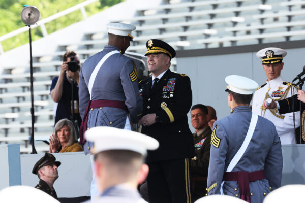 Tướng Milley cảnh báo học viên tốt nghiệp West Point về khả năng xảy ra chiến tranh với Nga và Trung Quốc