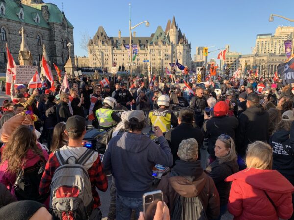 Ottawa: Đoàn xe Rolling Thunder rời đi khi Cảnh sát điều tra hình vẽ ‘có động cơ thù ghét’ tại nhà thờ