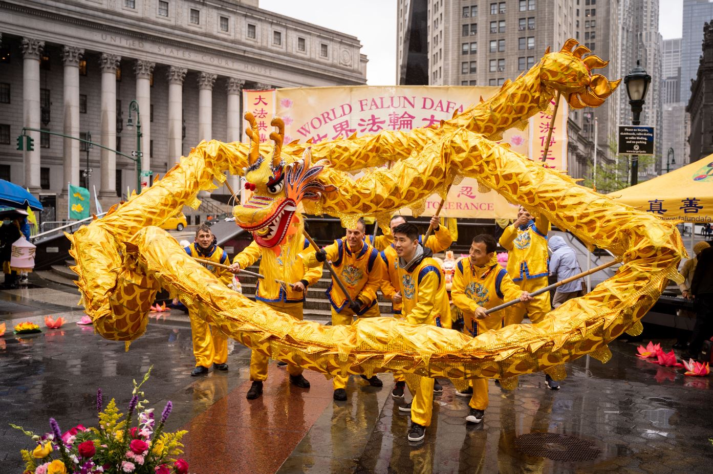 New York: Hàng trăm người kỷ niệm Ngày Pháp Luân Đại Pháp Thế Giới dưới mưa