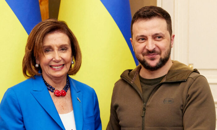 Bà Pelosi, ông Schiff thực hiện chuyến thăm không báo trước tới Ukraine