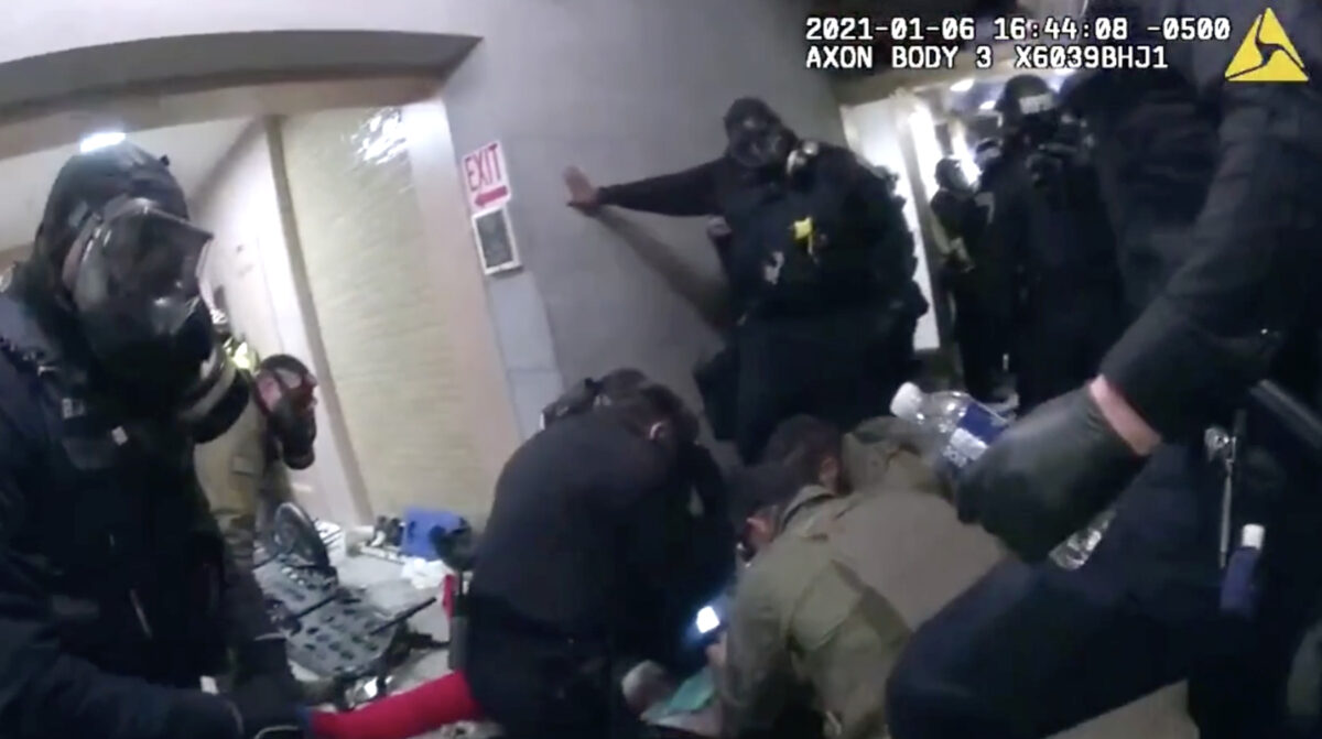 [ĐỘC QUYỀN] Video bodycam mới về sự kiện ngày 06/01 cho thấy viên cảnh sát thủ đô tấn công người biểu tình bất tỉnh