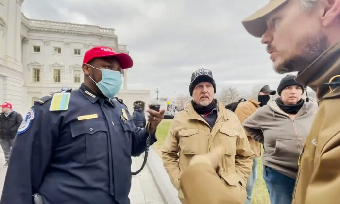 Video quay cảnh Oath Keepers giúp giải cứu cảnh sát lật đổ câu chuyện về vụ nổi loạn ngày 06/01