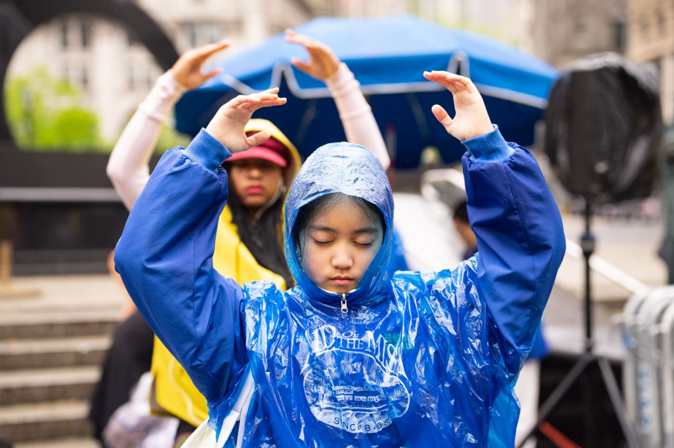 Hàng trăm người dân New York kỷ niệm Ngày Pháp Luân Đại Pháp Thế Giới dưới mưa
