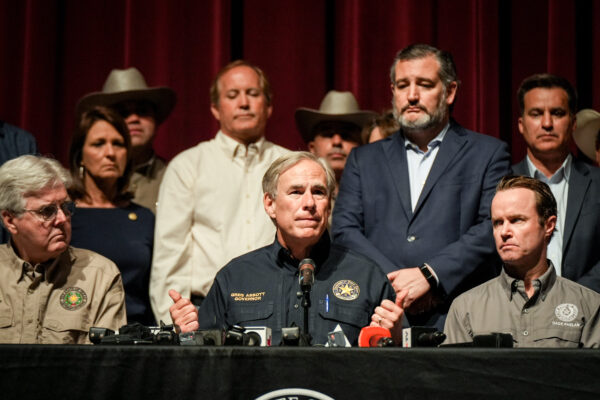 Thị trấn ở Texas cùng cầu nguyện sau vụ xả súng bi thảm ở trường tiểu học