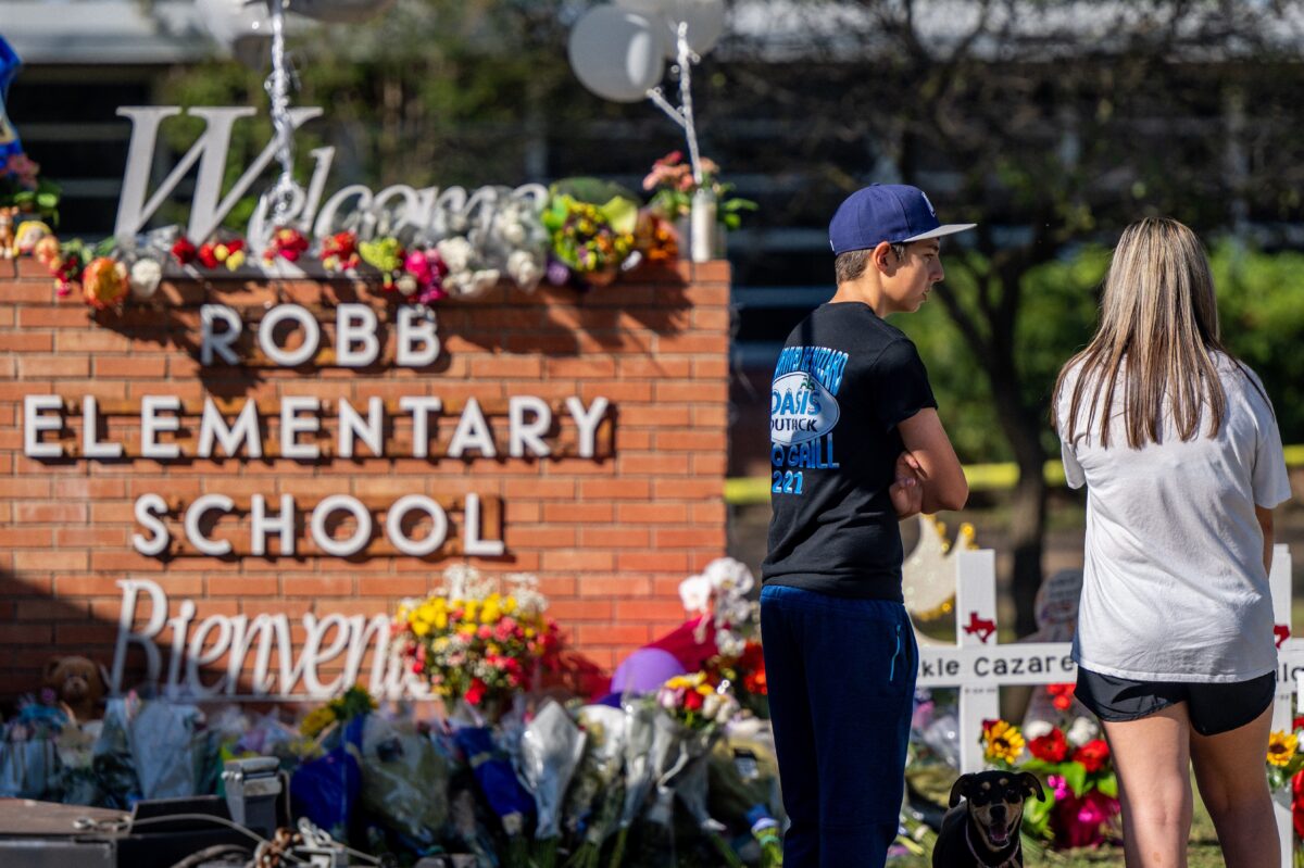 Dòng thời gian của vụ xả súng ở trường tiểu học Texas: Những gì chúng ta biết cho đến nay