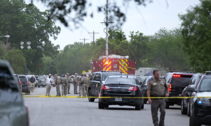 Texas: Cư dân Uvalde bàng hoàng sau vụ xả súng hàng loạt thảm sát 19 trẻ em, 2 người lớn tại trường tiểu học