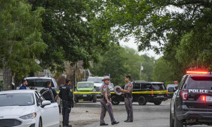 Texas: Kẻ xả súng hàng loạt dường như đã bước vào trường học mà không bị cản trở