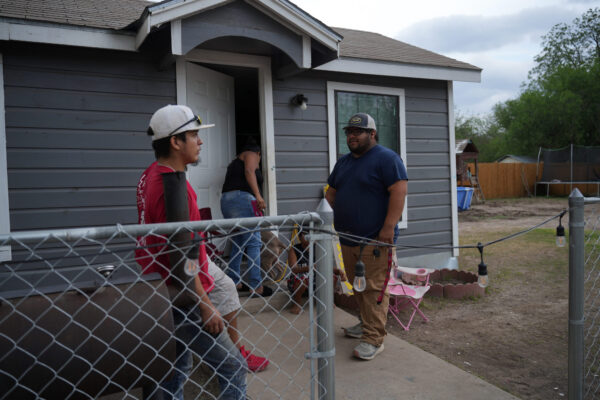 Texas: Bàng hoàng sau vụ xả súng thảm sát 19 trẻ em, 2 người lớn tại trường tiểu học