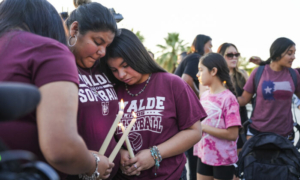 Thị trấn ở Texas cùng cầu nguyện sau vụ xả súng bi thảm ở trường tiểu học