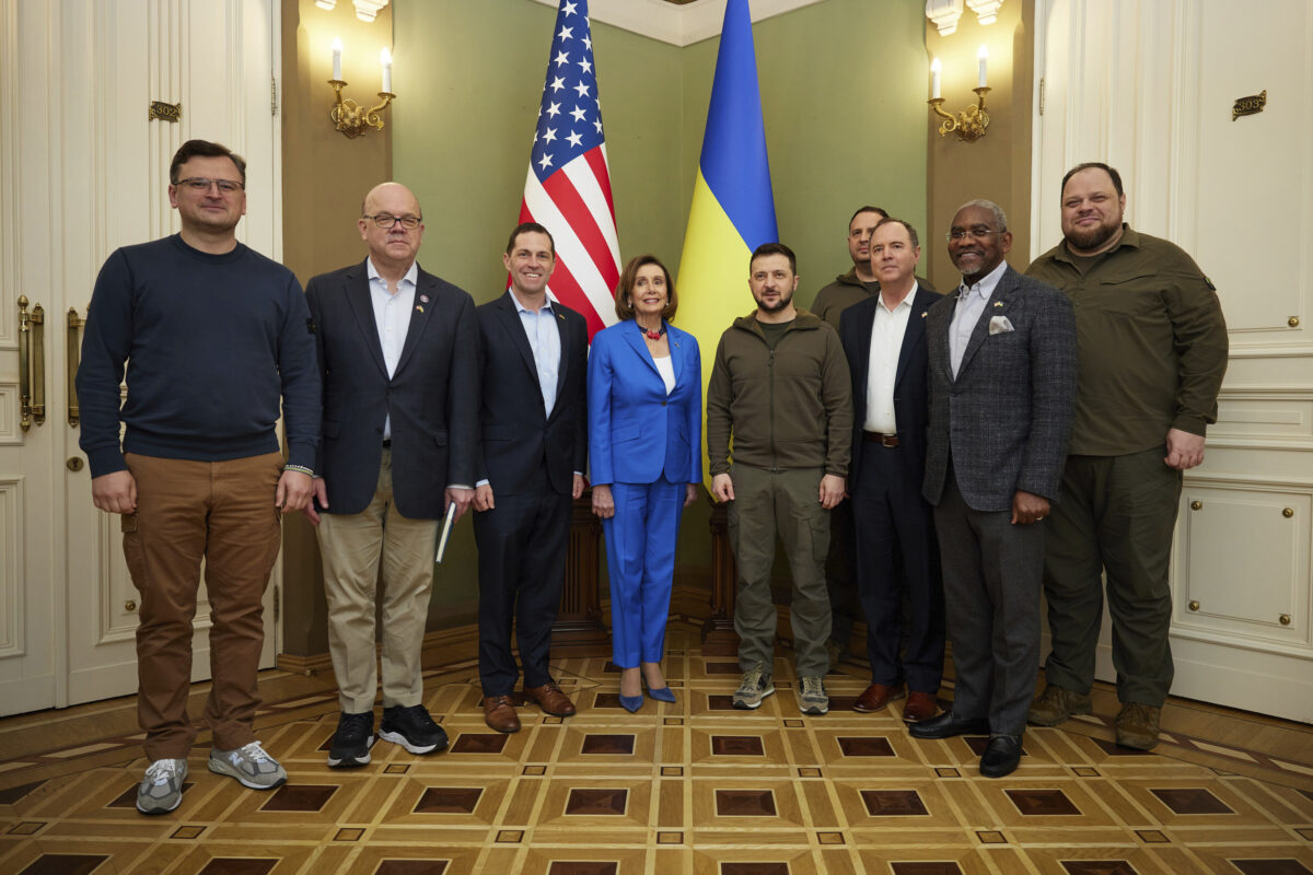 Bà Pelosi, ông Schiff thực hiện chuyến thăm không báo trước tới Ukraine