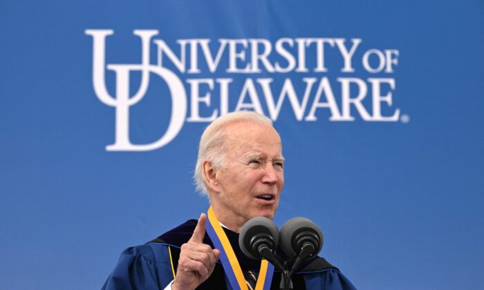 TT Biden tại lễ tốt nghiệp trường cũ: ‘Chúng ta có thể làm cho nước Mỹ an toàn hơn’