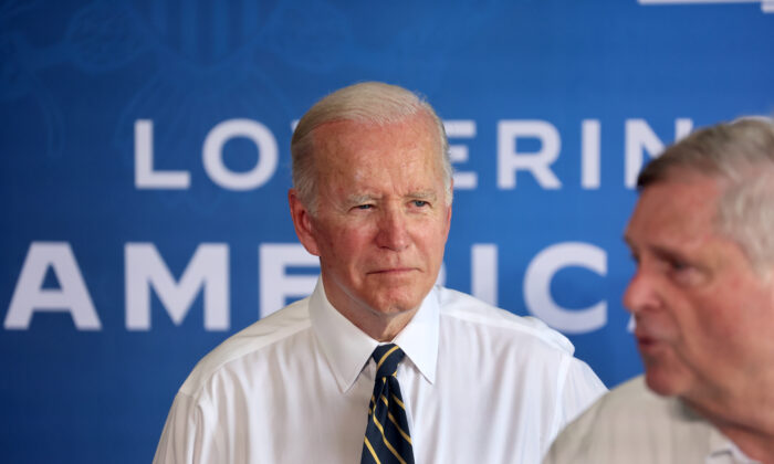 Chính phủ TT Biden tìm cách nhập cảng sữa công thức trong bối cảnh thiếu hụt