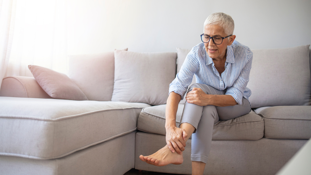 Chăm sóc sức khỏe đôi chân cho người cao tuổi
