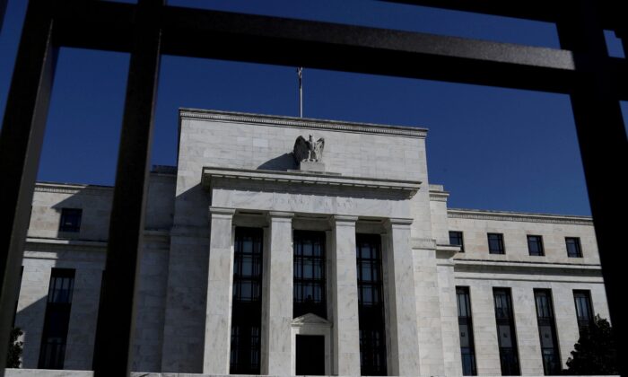 Các đợt tăng lãi suất của Fed sẽ thêm vào mức nợ của chính phủ Hoa Kỳ, người tiêu dùng
