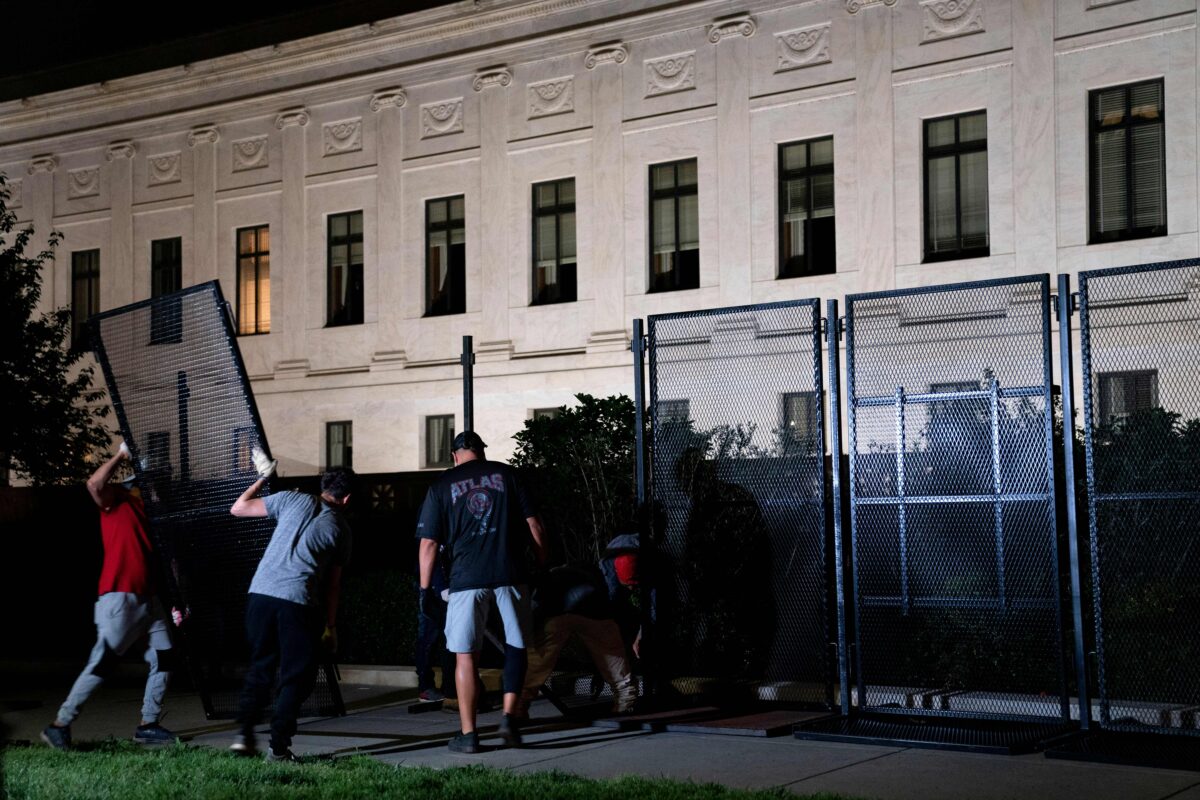 Hoa Kỳ: Hàng rào dựng lên xung quanh Tối cao Pháp viện giữa các cuộc biểu tình phá thai